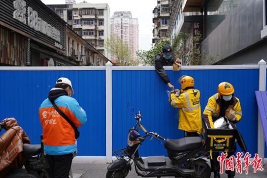 武汉歇业多日的早餐店人们排长队等待热干面九游会老哥俱乐部(图1)