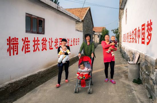 精准扶贫,精准脱贫工程深入该村,村民们脸上都洋溢着幸福的笑容.