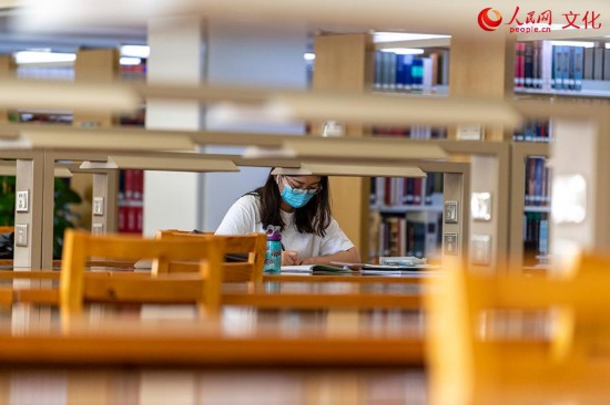 5月12日，在國家圖書館閱覽室，讀者正在認真查閱資料。（人民網記者 翁奇羽 攝）