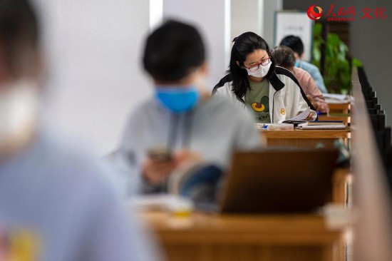 5月12日，在國家圖書館古籍閱覽室，讀者正在認真查閱資料。（人民網記者 翁奇羽 攝）