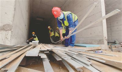 6月3日,中铁广州局工作人员在浑河26街地下管廊工程加紧施工.