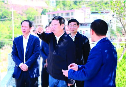 桂林市委书记赵乐秦(左二)深入瓜里乡调研基层党建工作.