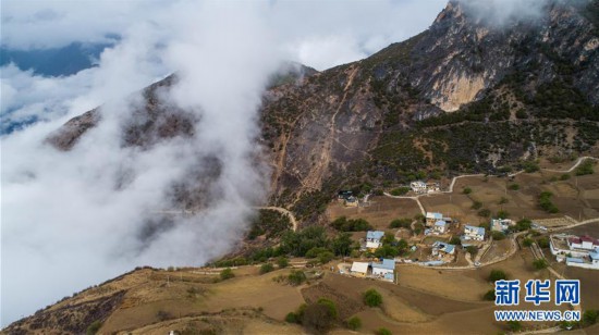 这是云南省德钦县佛山乡江坡村说打村民小组一景(5月21日摄,无人机