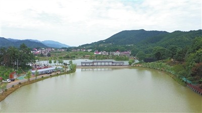 泉塘村"小西湖"一景.