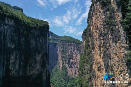 重庆奉节:喀斯特地貌造就"山门"奇观