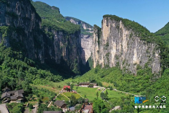 重庆奉节:喀斯特地貌造就"山门"奇观