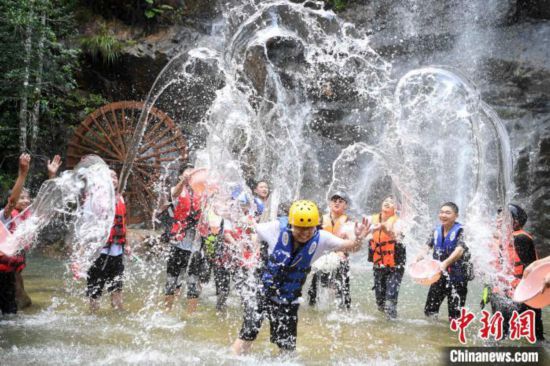 高温雨水齐登场 中东部多地迎来“桑拿天”