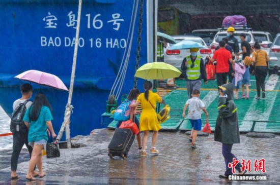 高温雨水齐登场 中东部多地迎来“桑拿天”