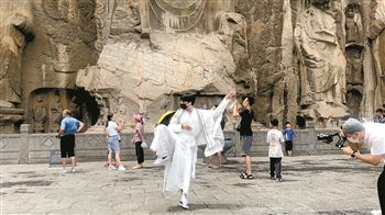 景區(qū)里的直播間 文旅業(yè)復蘇的新玩法