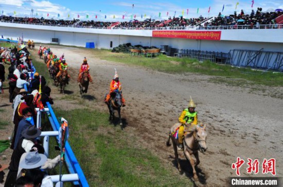 圖為少年騎手騎乘沒有馬鞍的賽馬，靠雙腳夾住馬馳騁在跑道上。　張偉 攝