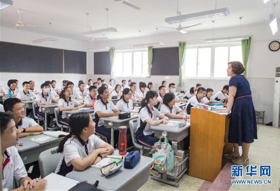 9月1日,武汉中学的学生在上英语课.新华社记者 肖艺九 摄