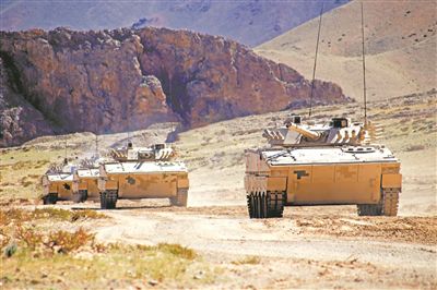 陆军某旅在戈壁大漠组织战场机动训练