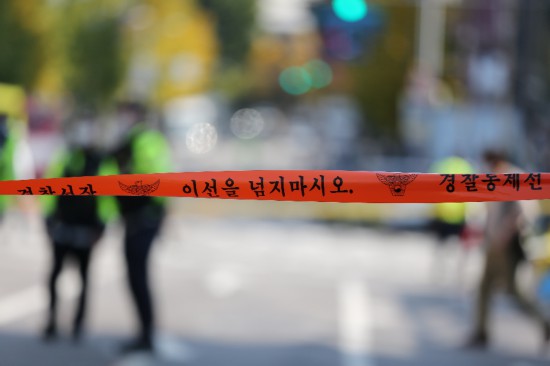全球连线 | “有人在狭窄的下坡路跌倒，但后面的人潮依旧向前移动”――当事者回忆韩国首尔踩踏事故