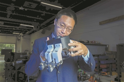 杜克大学工程师与3D打印机器人。图片来源：美国杜克大学