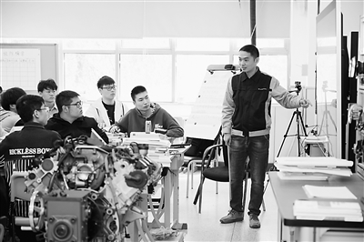 北京科技职业大学学生在学习车辆电器系统工作原理。受访单位供图