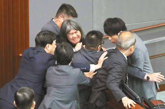 香港面积人口_香港房价,大势已去！超140万贫穷人口,房价恐跌至惠州价位