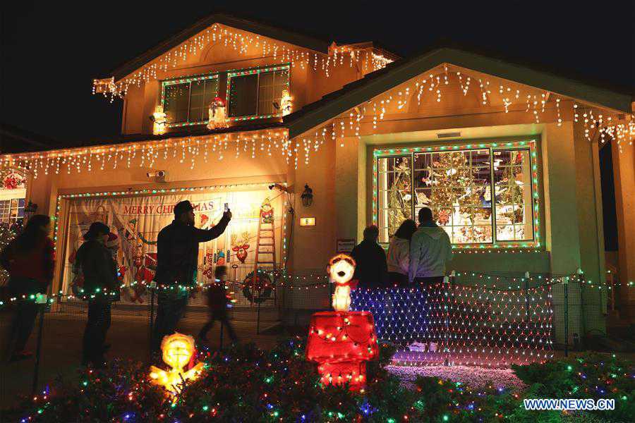 U.S.-SOUTH SAN FRANCISCO-CHRISTMAS-DECORATIONS