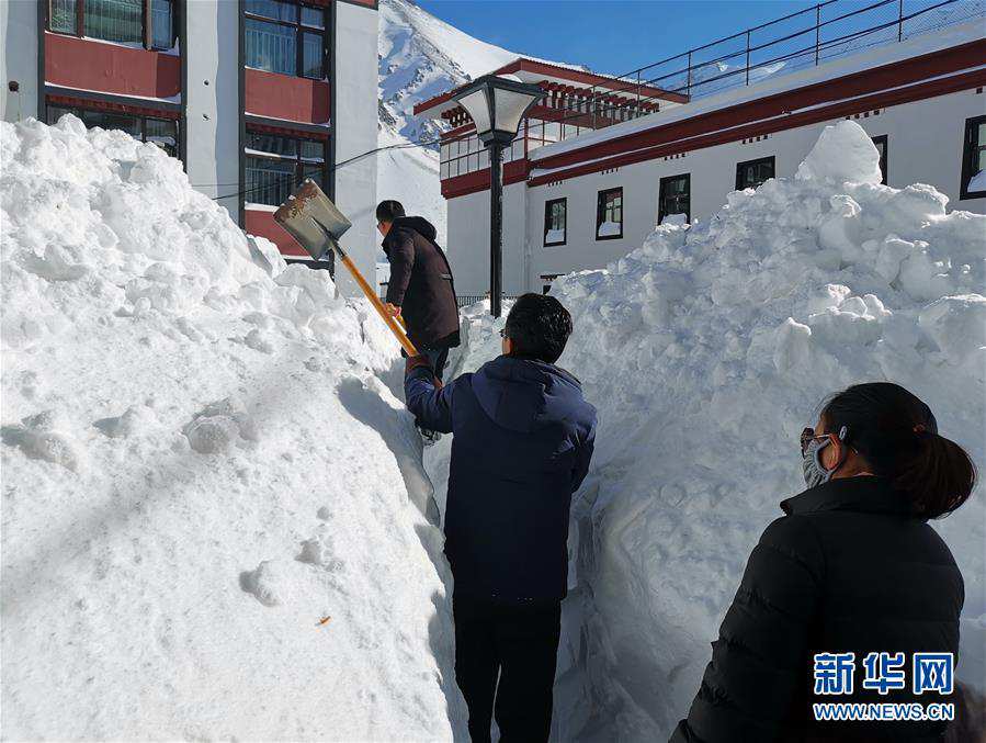 图片频道   西藏自治区日喀则市西部和南部地区16日开始出现暴雪天气.