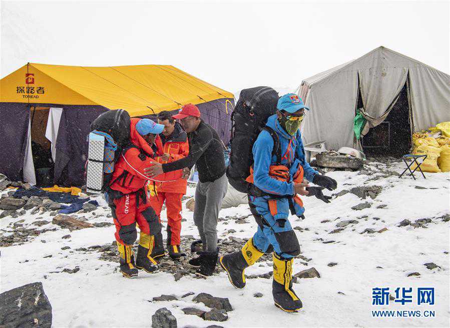 修路运输队员突破北坳天险 预计12日修通顶峰路线 第1页