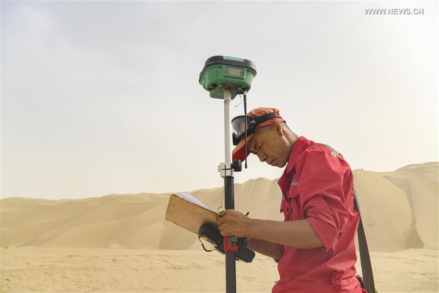 CHINA-XINJIANG-TAKLIMAKAN DESERT-HIGHWAY-BUILDING (CN)