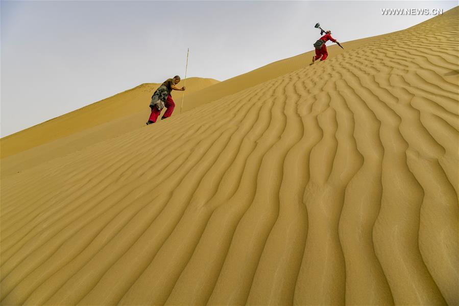 CHINA-XINJIANG-TAKLIMAKAN DESERT-HIGHWAY-BUILDING (CN)