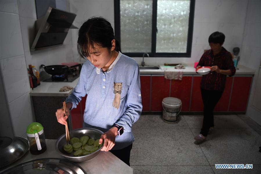 (POVERTY RELIEF ALBUM) CHINA-ANHUI-JINZHAI-YOUNG PATIENT-SCOLIOSIS-LIFE (CN)