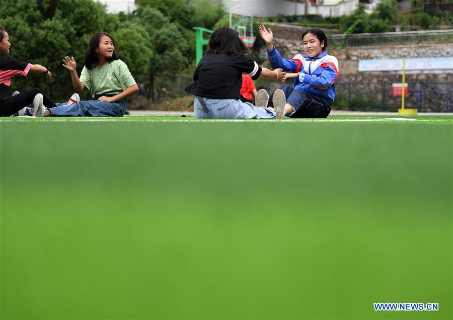 (POVERTY RELIEF ALBUM) CHINA-ANHUI-JINZHAI-YOUNG PATIENT-SCOLIOSIS-LIFE (CN)