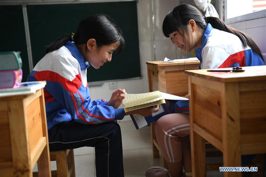 (POVERTY RELIEF ALBUM) CHINA-ANHUI-JINZHAI-YOUNG PATIENT-SCOLIOSIS-LIFE (CN)