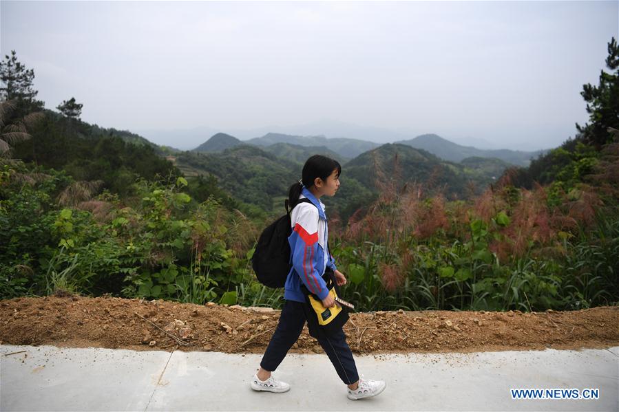 (POVERTY RELIEF ALBUM) CHINA-ANHUI-JINZHAI-YOUNG PATIENT-SCOLIOSIS-LIFE (CN)