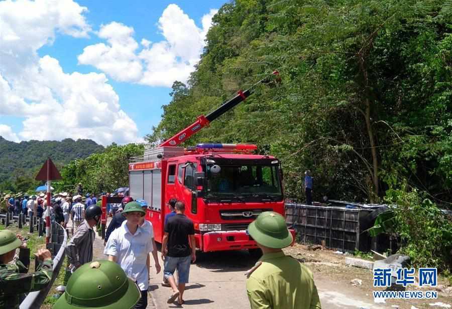 越南中部一旅游大巴翻车造成13人死亡、20余人受伤