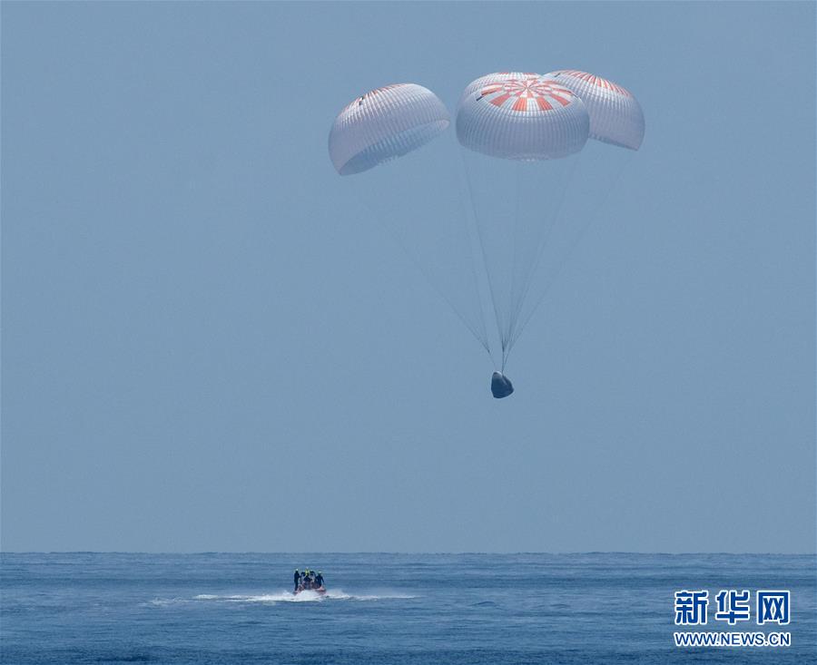 美国“龙”飞船载两名宇航员返回地球 第1页