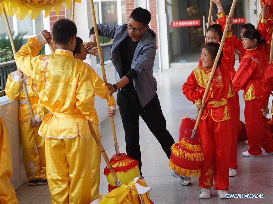 (SP)CHINA-JIANGXI-JING'AN-CHINESE TRADITIONAL LION AND DRAGON DANCE-PRIMARY SCHOOL STUDENTS (CN)