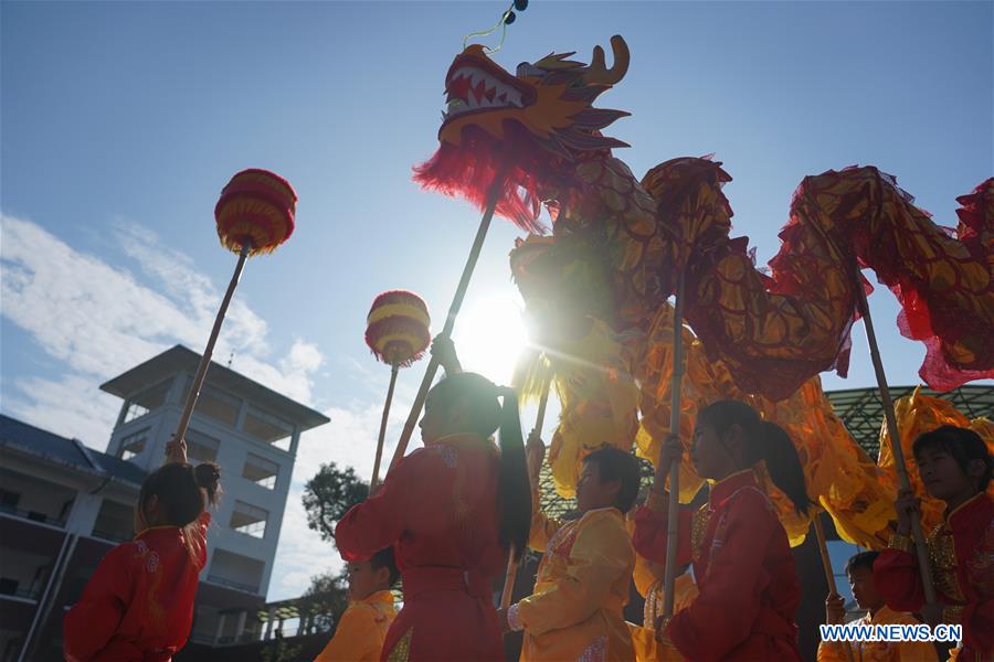 (SP)CHINA-JIANGXI-JING'AN-CHINESE TRADITIONAL LION AND DRAGON DANCE-PRIMARY SCHOOL STUDENTS (CN)