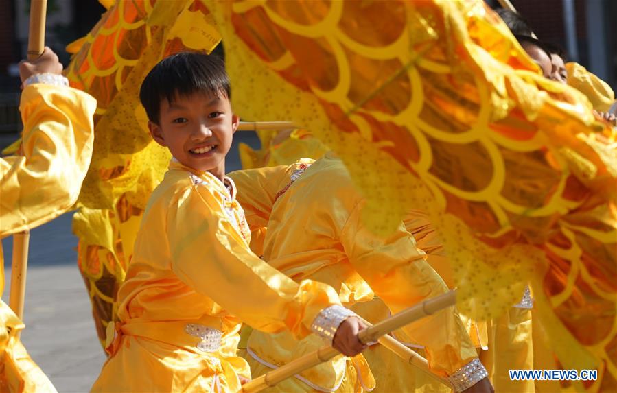 (SP)CHINA-JIANGXI-JING'AN-CHINESE TRADITIONAL LION AND DRAGON DANCE-PRIMARY SCHOOL STUDENTS (CN)