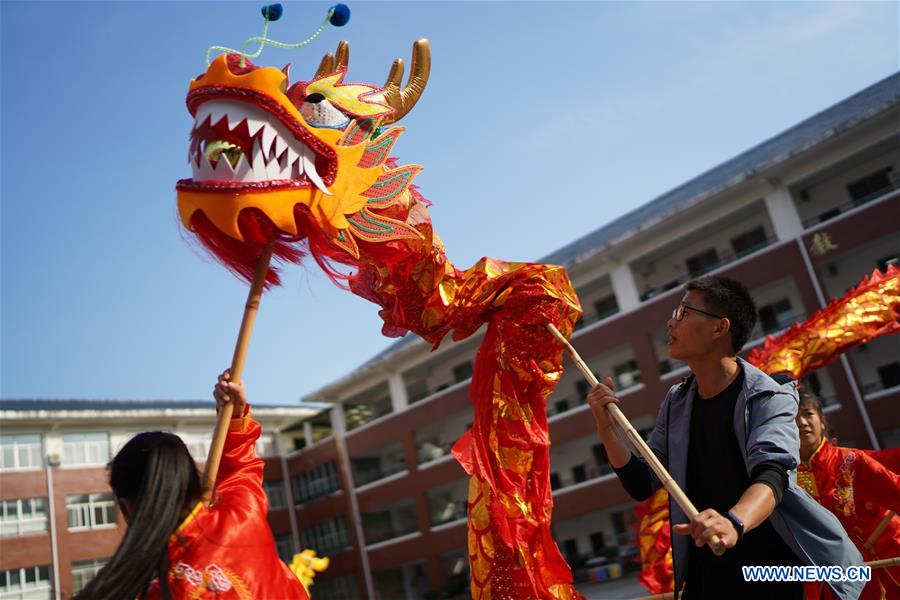 (SP)CHINA-JIANGXI-JING'AN-CHINESE TRADITIONAL LION AND DRAGON DANCE-PRIMARY SCHOOL STUDENTS (CN)