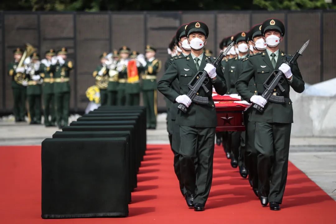 英雄归来 山河永念――第九批在韩志愿军烈士遗骸安葬仪式侧记