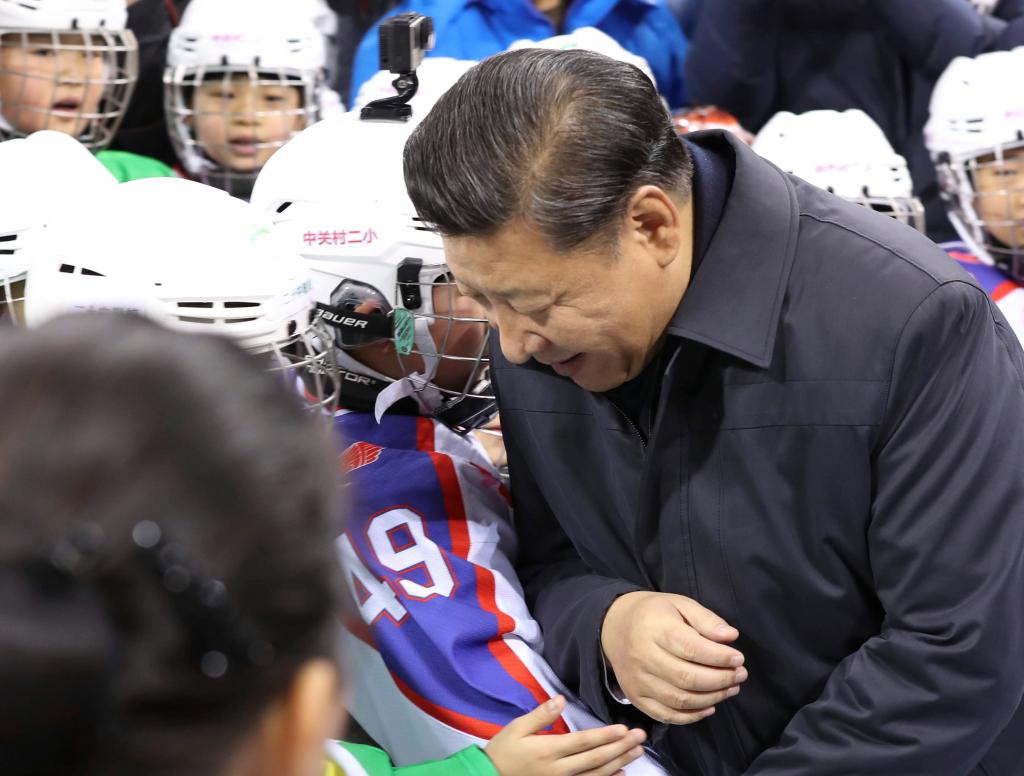 2017年2月24日，习近平总书记在北京五棵松体育中心考察时同青少年冰球爱好者“撞肩”，表示相互问候。新华社记者 丁林 摄