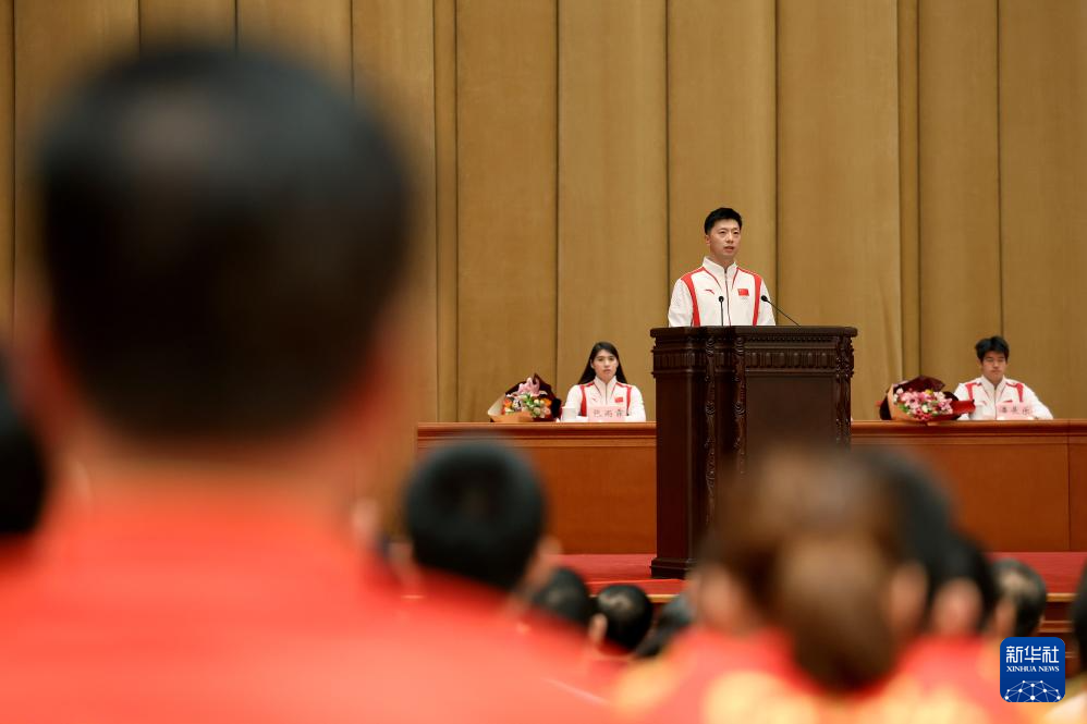 11月15日，乒乓球运动员马龙（中）在报告会上发言。新华社记者 李明 摄