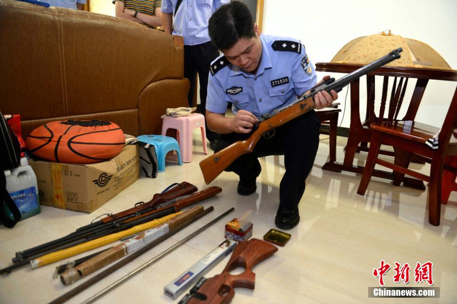 广东警方摧毁制贩枪窝点16个缴获各类枪支115支2