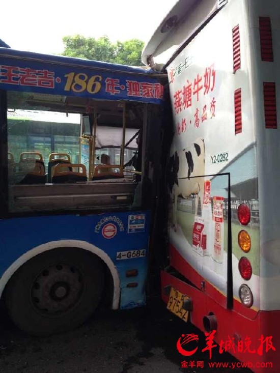 图片频道 车祸现场 原标题:广州两公交车发生追尾致20多人伤