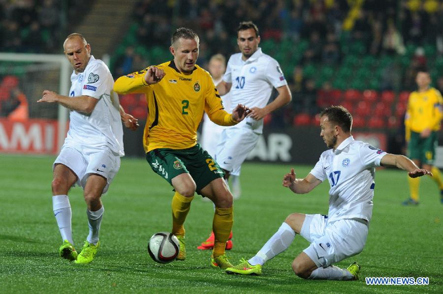 Lithuania's Gedeminas Vicius (C) breaks through Estonian's defense during their Euro 2016 Qualifier football match in Vilnius, Lithuania, on Oct. 9, 2014. Lithuanians won 1-0. 