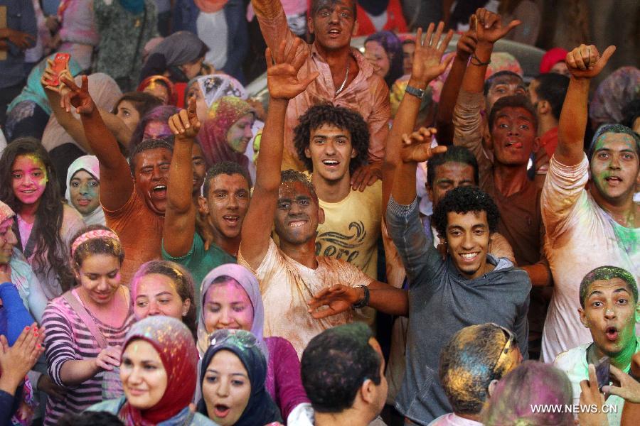 Egyptians participate in the Festival of Colors in Cairo, capital of Egypt, Oct.16, 2014.