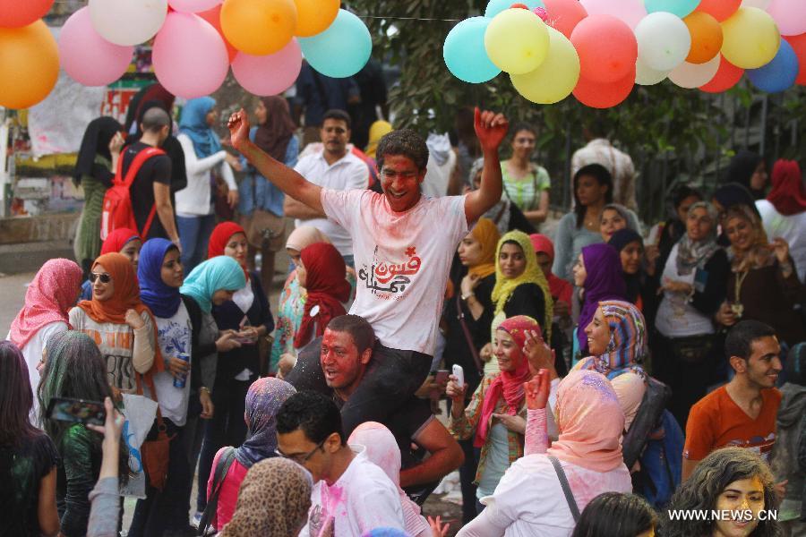 Egyptians participate in the Festival of Colors in Cairo, capital of Egypt, Oct.16, 2014.