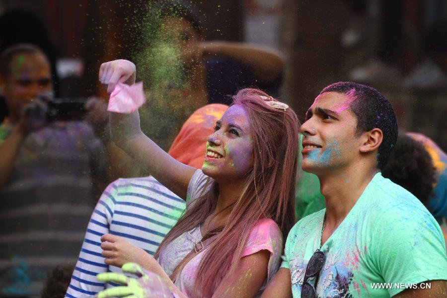 Egyptians participate in the Festival of Colors in Cairo, capital of Egypt, Oct.16, 2014.