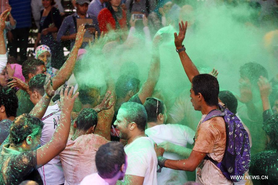 Egyptians participate in the Festival of Colors in Cairo, capital of Egypt, Oct.16, 2014.