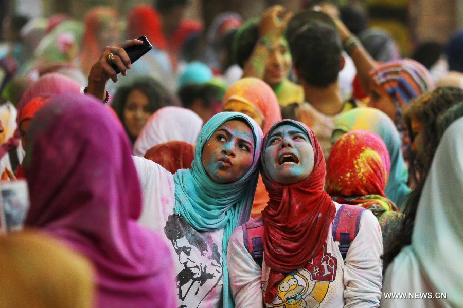 Egyptians participate in the Festival of Colors in Cairo, capital of Egypt, Oct.16, 2014.