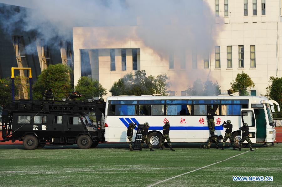 Policemen attend an anti-terror drill in Hefei, capital of east China's Anhui Province, Oct. 26, 2014. (Xinhua/Du Yu)