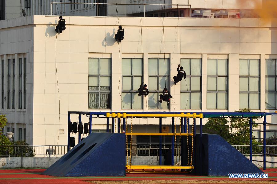 Policemen attend an anti-terror drill in Hefei, capital of east China's Anhui Province, Oct. 26, 2014. (Xinhua/Du Yu)