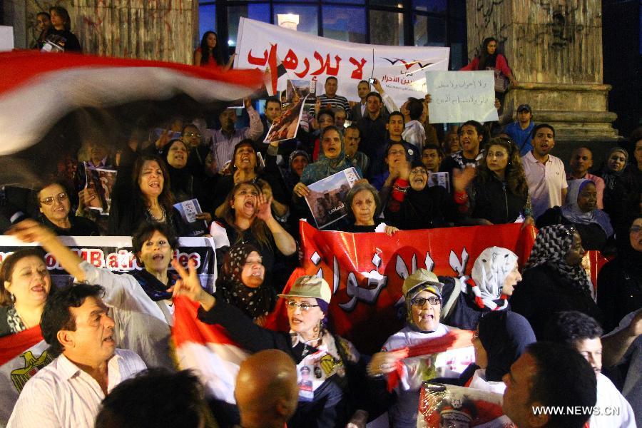 Supporters of Egyptian Army attend a rally to give military support to fight the armed terrorist groups in the Sinai after the deaths of many soldiers, in front of the Syndicate of Journalists in Cairo, Egypt, Oct 27, 2014. 