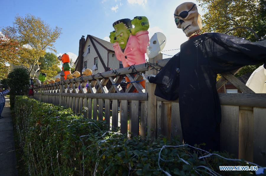 Photo taken on Oct. 30, 2014 shows the house covered with decorations for Halloween in New York, the United States, on Oct. 30, 2014.